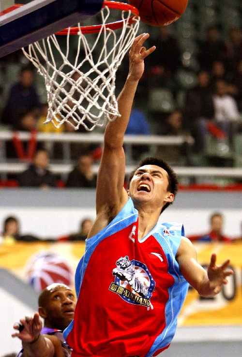 组织备勤特警参加健身房体能训练