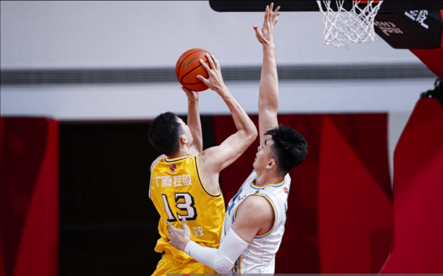 包含清晨体能课后，达拉斯独行侠完成体检备战CBA季后赛，震撼外界，临场指挥获称赞的词条